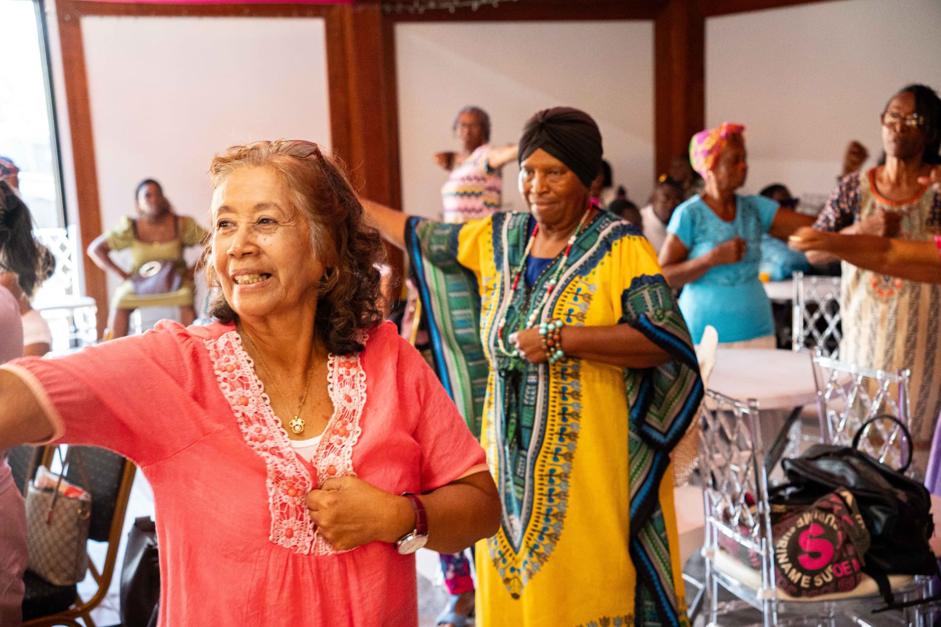 Dansende gasten in de evenementenzaal
