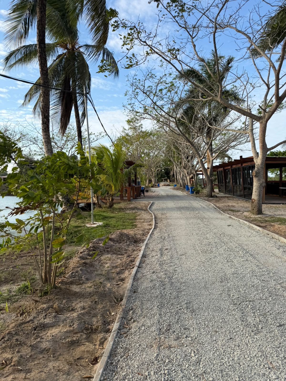 Wandelpad langs het water met paviljoens